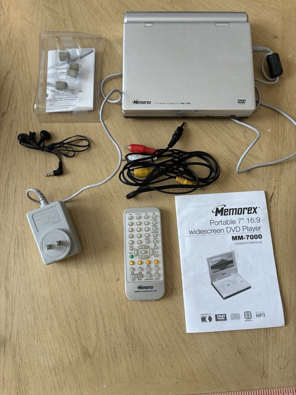 Memorex MM-7000 7" 16:9 widescreen portable DVD player silver works remote etc
